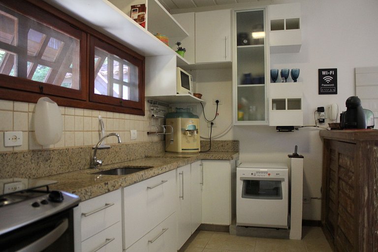 Bz10 Beautiful house! 4 suites in a gated community!