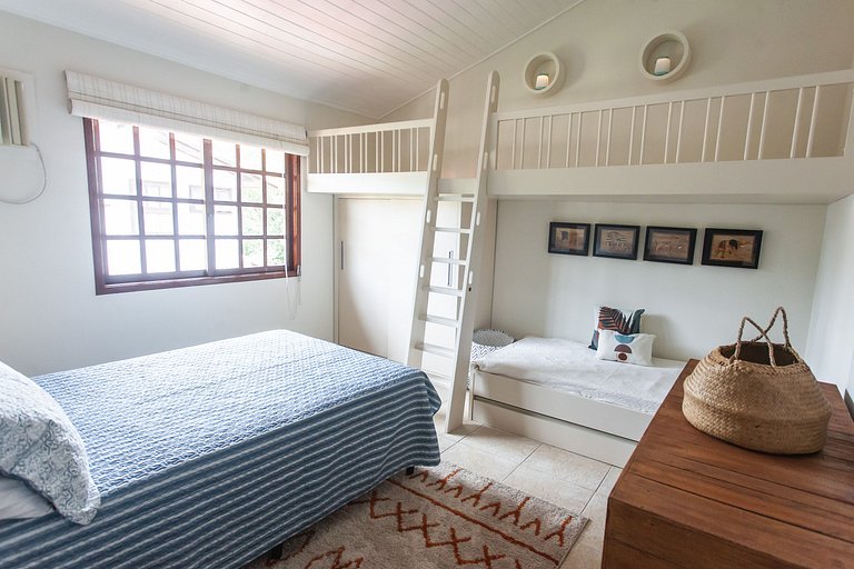 Bz10 Beautiful house! 4 suites in a gated community!