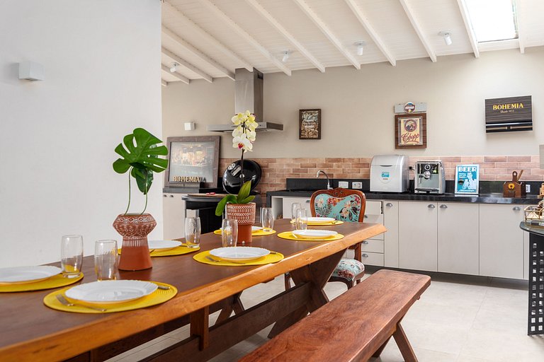 Na Quadra da praia! Casa 5 suítes em condominio. BZ09
