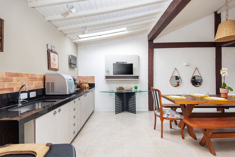 Na Quadra da praia! Casa 5 suítes em condominio. BZ09