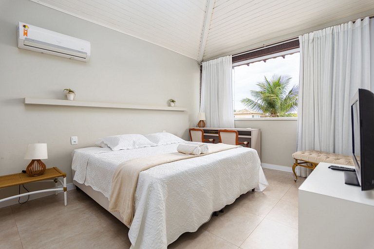 Na Quadra da praia! Casa 5 suítes em condominio. BZ09