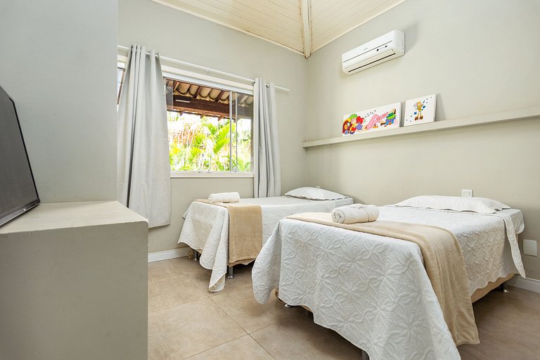 Na Quadra da praia! Casa 5 suítes em condominio. BZ09