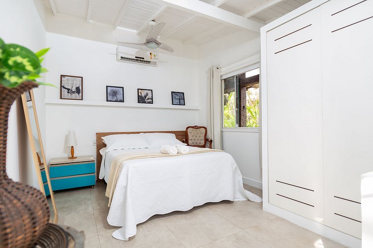 Na Quadra da praia! Casa 5 suítes em condominio. BZ09