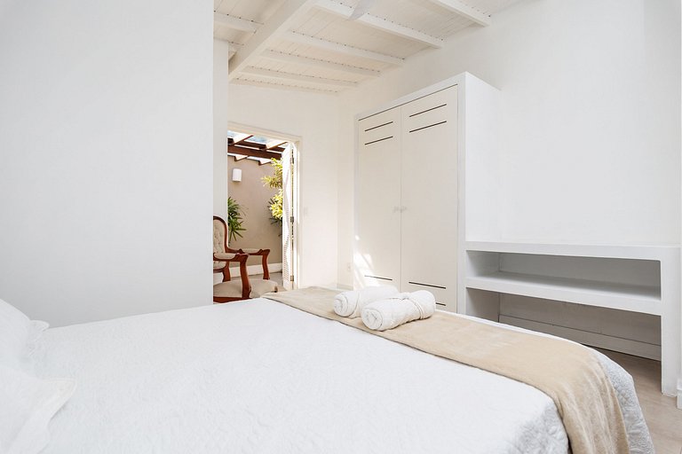 Na Quadra da praia! Casa 5 suítes em condominio. BZ09