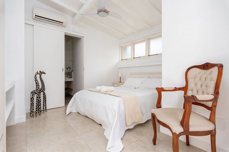 Na Quadra da praia! Casa 5 suítes em condominio. BZ09