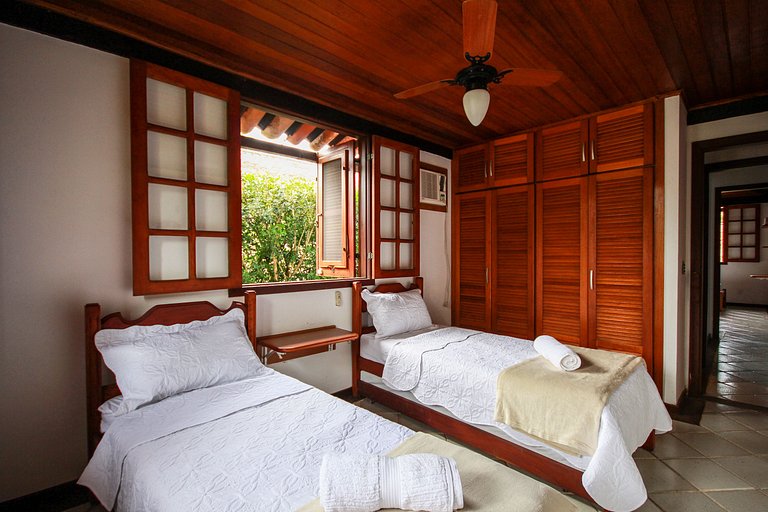 Bz46 150m from the beach! House with Jacuzzi and 5 suites!
