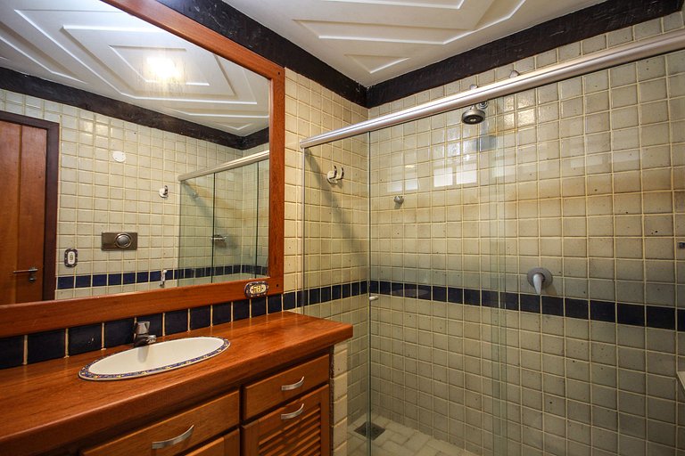 Bz46 300m from the beach! House with Jacuzzi and 5 suites!