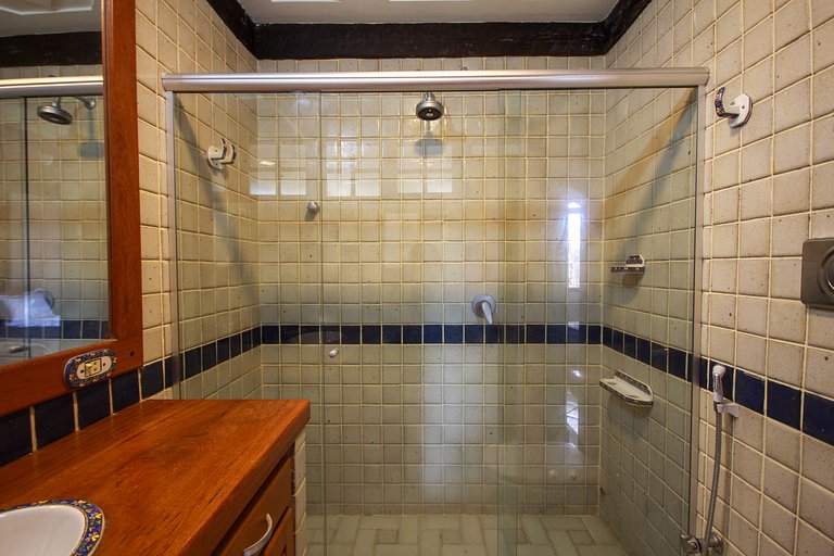 Bz46 150m from the beach! House with Jacuzzi and 5 suites!
