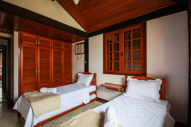 Bz46 300m from the beach! House with Jacuzzi and 5 suites!