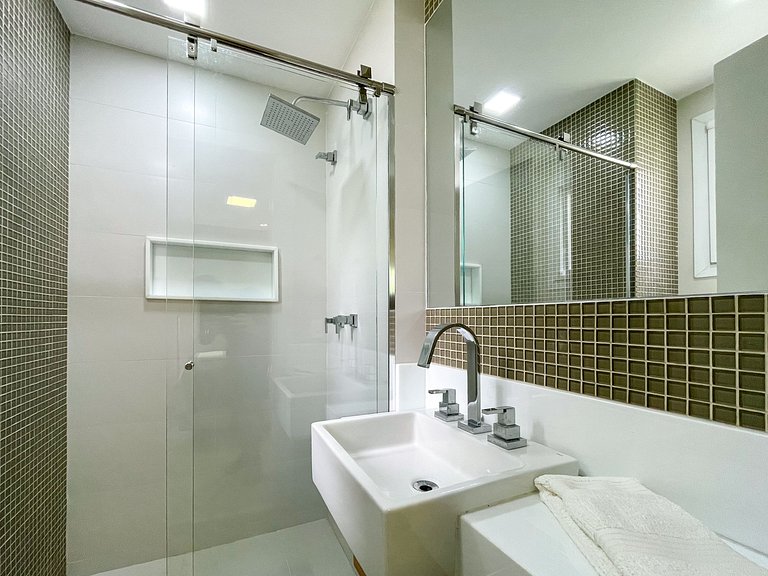 Bz48 Condominium facing Orla Bardot! House with 4 suites