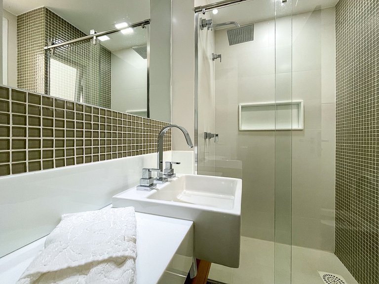 Feet on Orla Bardot! Seafront condominium, house with 4 suit