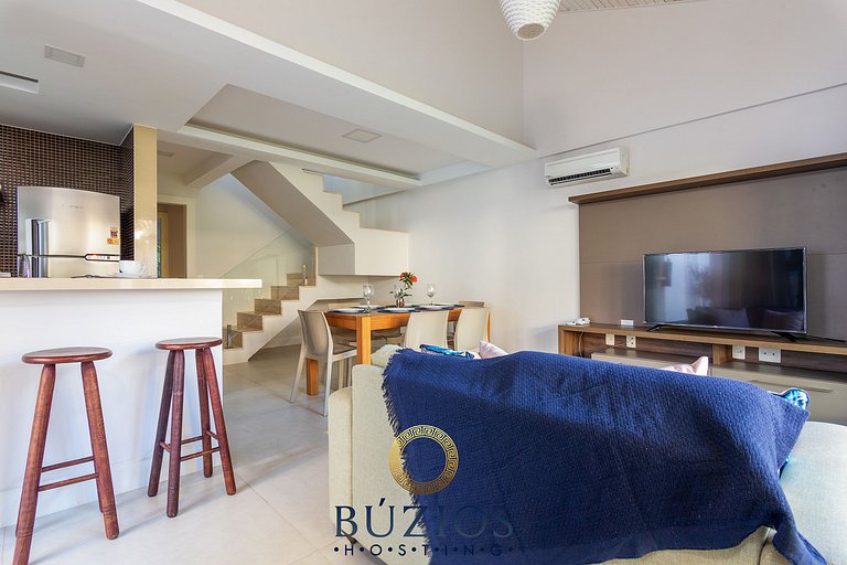 Feet on Orla Bardot! Seafront condominium, house with 4 suit