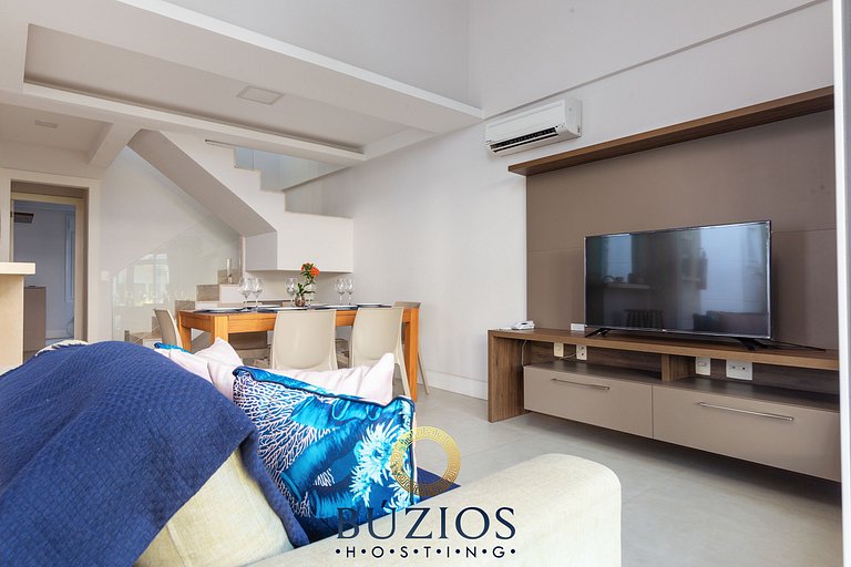 Feet on Orla Bardot! Seafront condominium, house with 4 suit