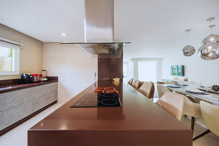 Casa c/ piscina privativa prox. à Rua das Pedras