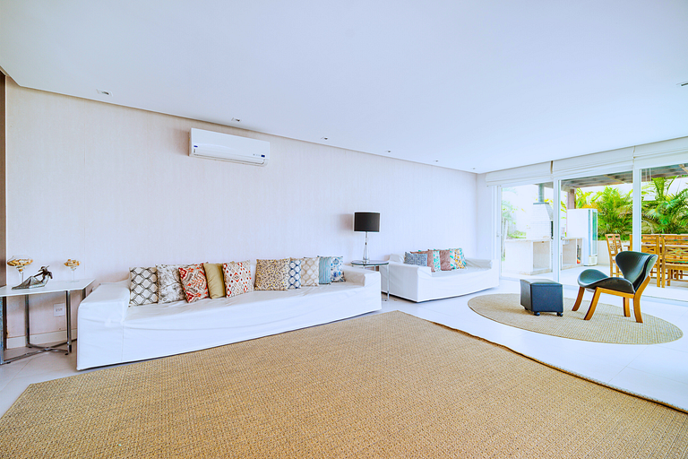 Casa c/ piscina privativa prox. à Rua das Pedras