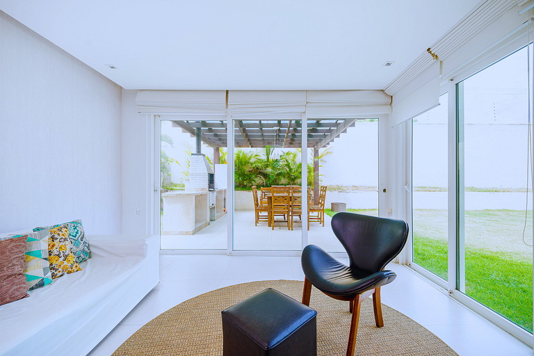 Casa c/ piscina privativa prox. à Rua das Pedras