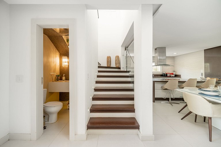 Casa c/ piscina privativa prox. à Rua das Pedras