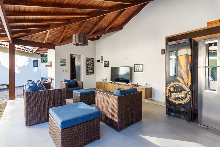 Bz06 House with Heated Pool, 200M from the beach!