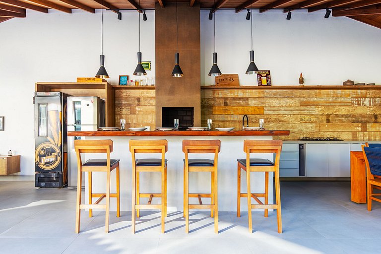 Bz06 House with Heated Pool, 200M from the beach!