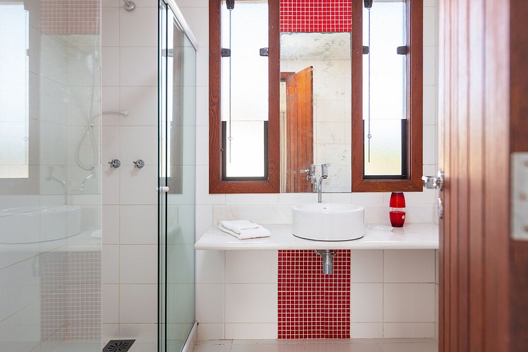 Bz06 House with Heated Pool, 200M from the beach!