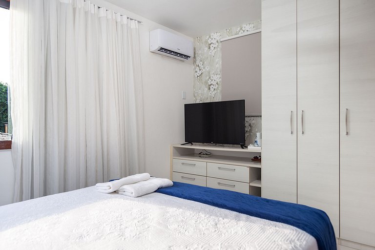 Bz06 House with Heated Pool, 200M from the beach!