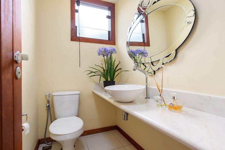 Bz06 House with Heated Pool, 200M from the beach!