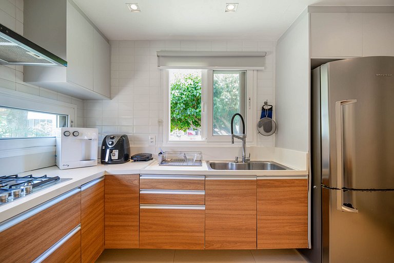 Bz77 Beachfront house with 4 suites!