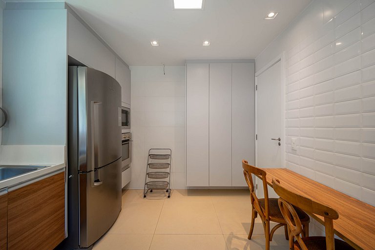 Bz77 Beachfront house with 4 suites!