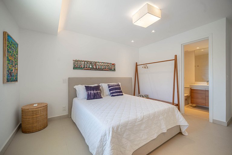 Bz77 Beachfront house with 4 suites!