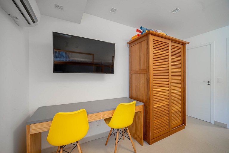 Bz77 Beachfront house with 4 suites!