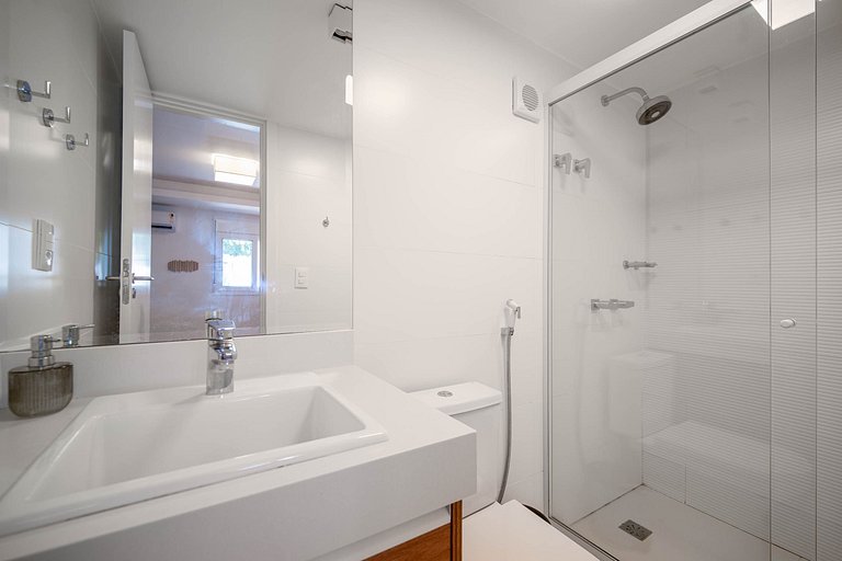 Bz77 Beachfront house with 4 suites!