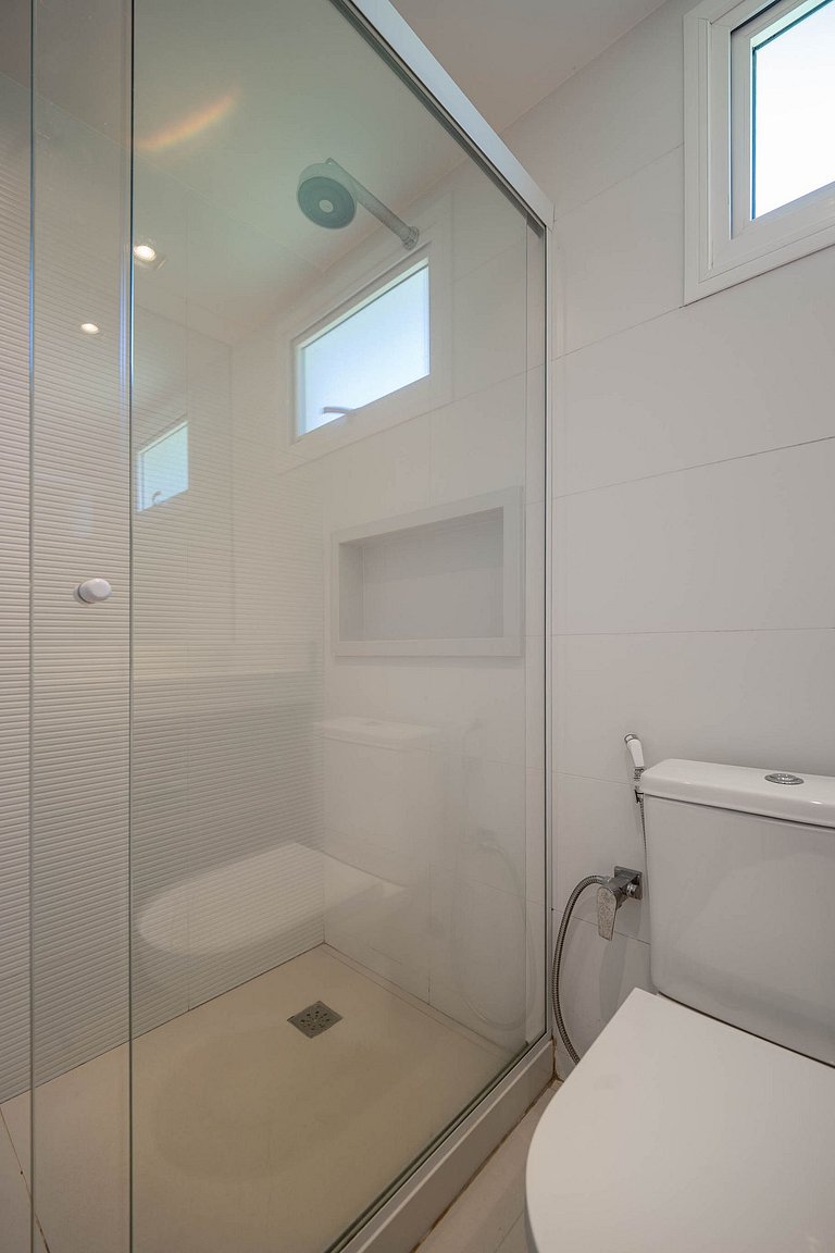 Bz77 Beachfront house with 4 suites!