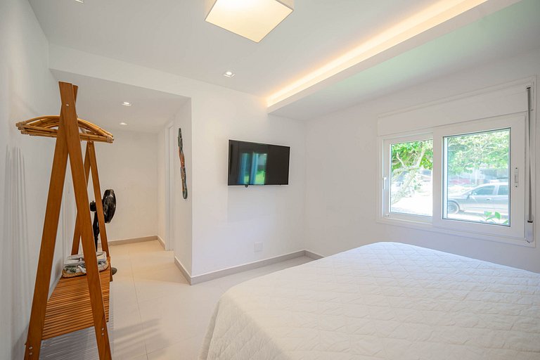 Bz77 Beachfront house with 4 suites!