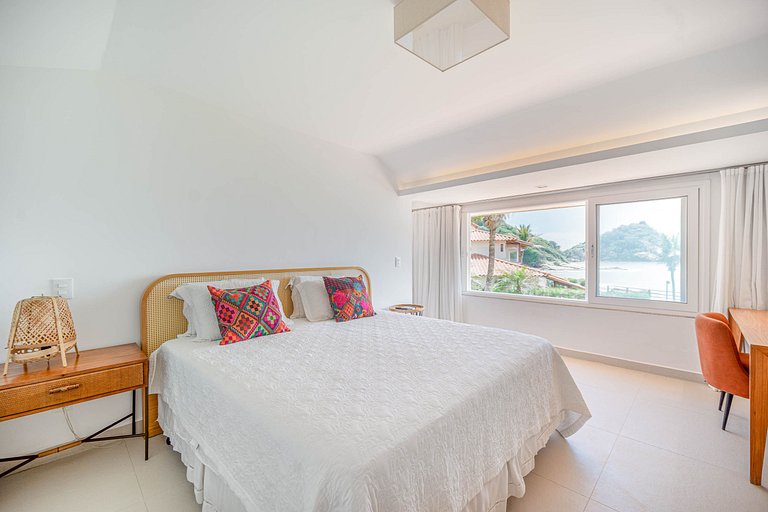 Bz77 Beachfront house with 4 suites!