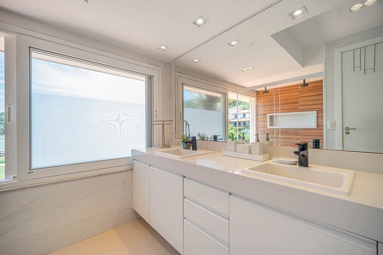 Bz77 Beachfront house with 4 suites!