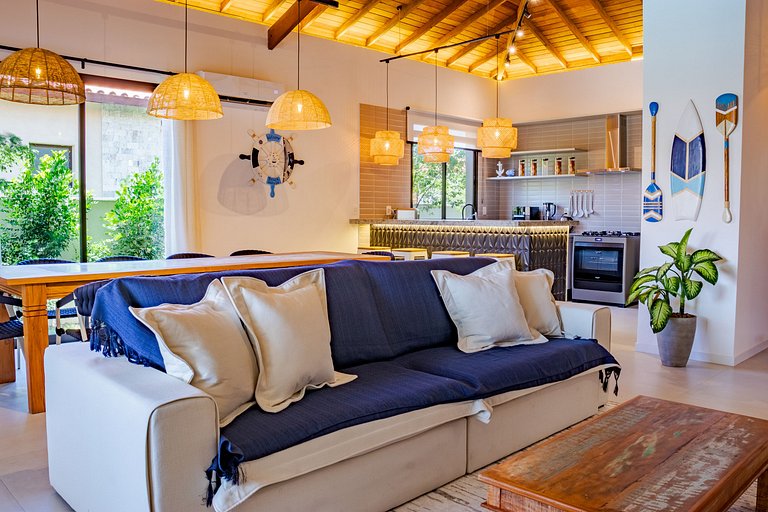Bz94 Beautiful house with pool facing the canal!