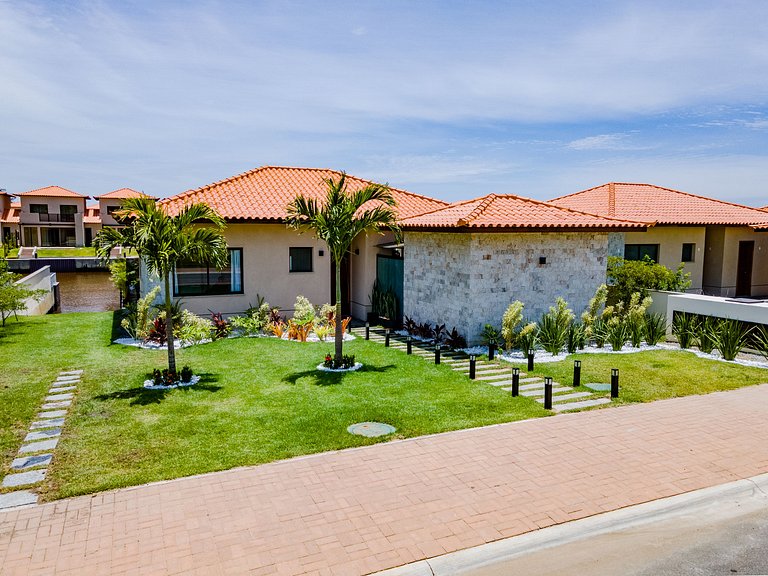 Bz94 Beautiful house with pool facing the canal!