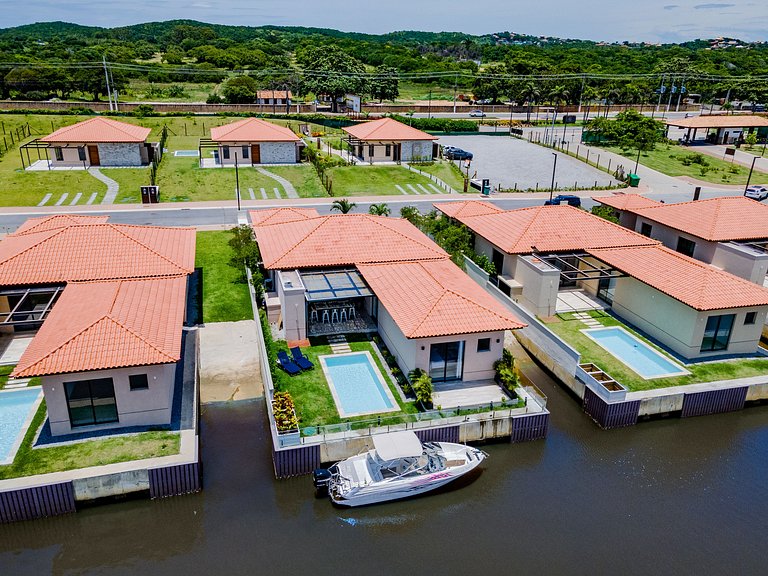 Bz94 Beautiful house with pool facing the canal!