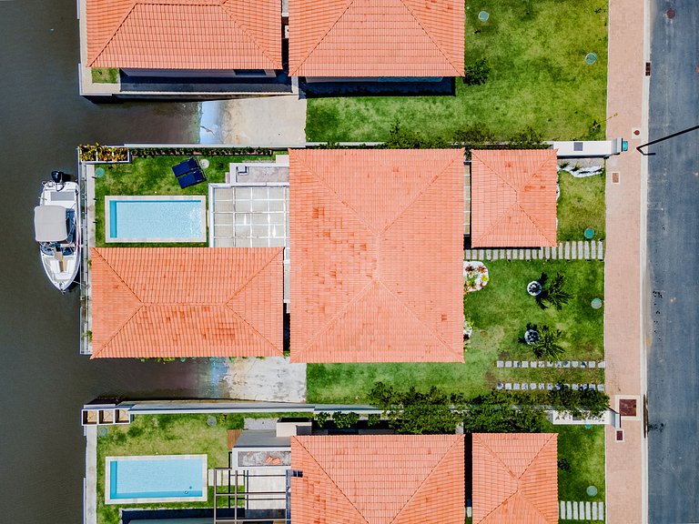 Bz94 Beautiful house with pool facing the canal!