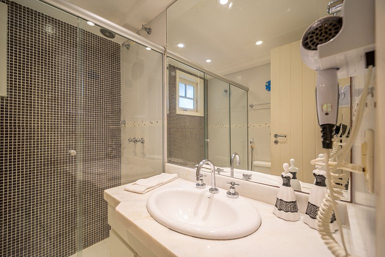 600m da Orla Bardot! Linda casa 4 suites