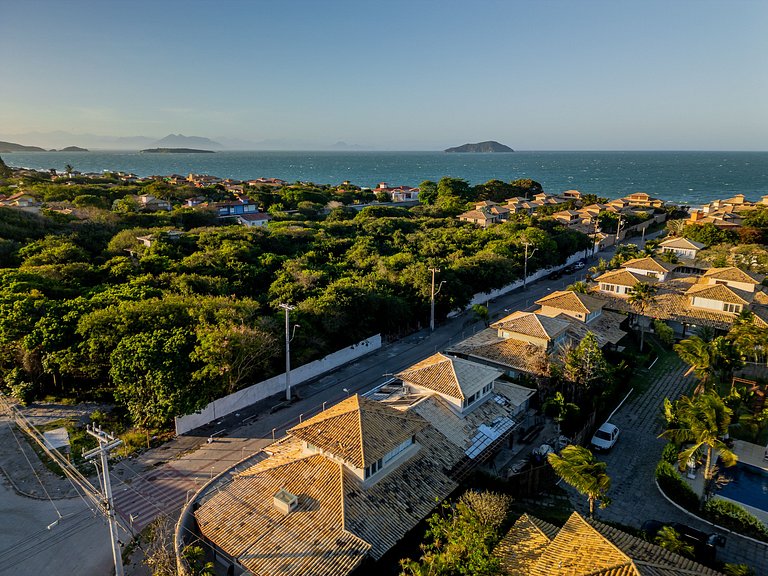 Na Quadra da praia! Casa 5 suítes em condominio. BZ09