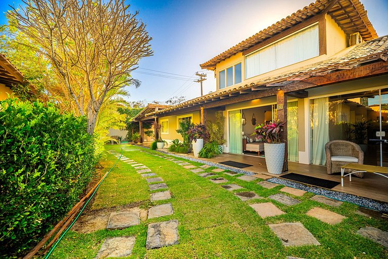 Na Quadra da praia! Casa 5 suítes em condominio. BZ09