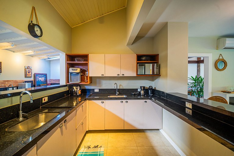 Na Quadra da praia! Casa 5 suítes em condominio. BZ09