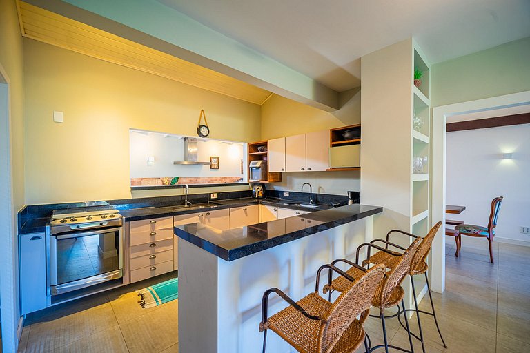 Na Quadra da praia! Casa 5 suítes em condominio. BZ09