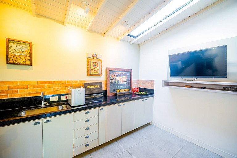 Na Quadra da praia! Casa 5 suítes em condominio. BZ09