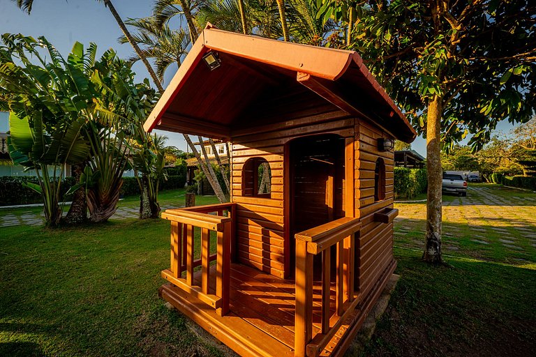 Na Quadra da praia! Casa 5 suítes em condominio. BZ09