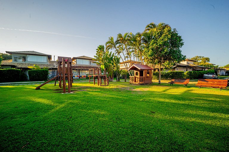 Na Quadra da praia! Casa 5 suítes em condominio. BZ09