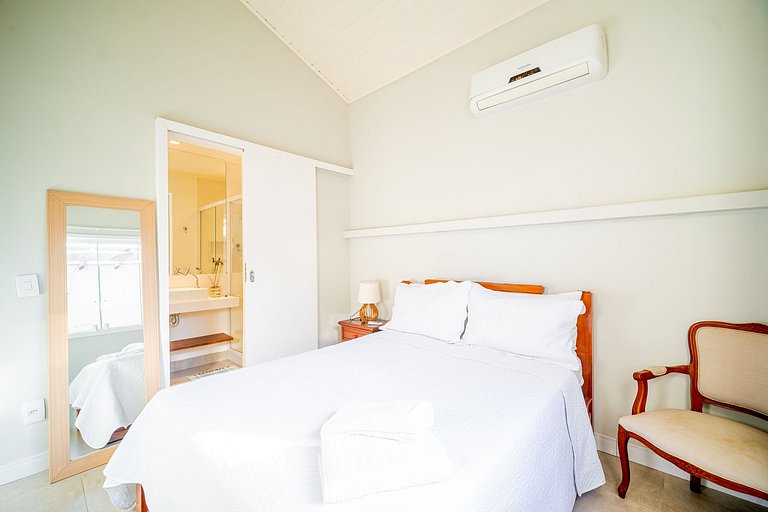 Na Quadra da praia! Casa 5 suítes em condominio. BZ09