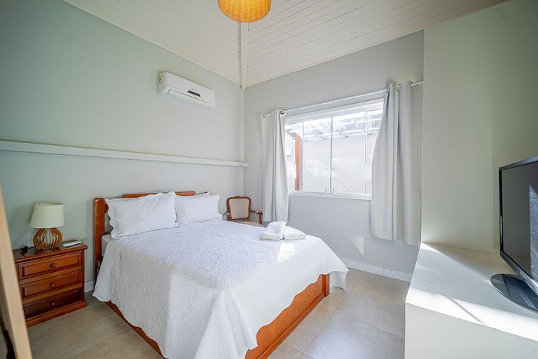 Na Quadra da praia! Casa 5 suítes em condominio. BZ09
