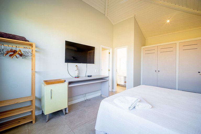 Na Quadra da praia! Casa 5 suítes em condominio. BZ09